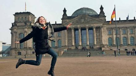 Spaßiges Springfoto vor dem Bundestag - als Touri ein Muss.