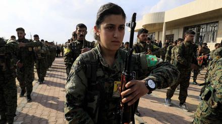 Gefallen im Krieg gegen den IS. Eine kurdische Kämpferin der „Volksverteidigungseinheiten“ gibt einem Kameraden das letzte Geleit.