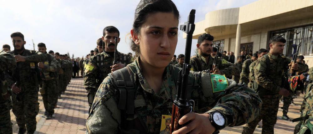 Gefallen im Krieg gegen den IS. Eine kurdische Kämpferin der „Volksverteidigungseinheiten“ gibt einem Kameraden das letzte Geleit.