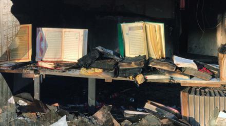 Gebetsbücher in dem vom Feuer zerstörten Gebäude des Moscheevereins an der Kühleweinstraße.