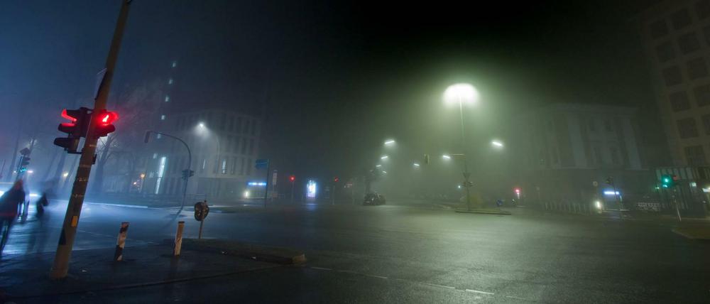 Bei einigen Menschen kann diese Kreuzung im Nebel Angstgefühle auslösen.