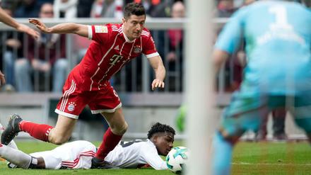 Bild mit Symbolcharakter. Der HSV liegt am Boden, Robert Lewandowski ist auf dem Weg zum nächsten Tor.
