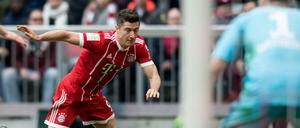 Bild mit Symbolcharakter. Der HSV liegt am Boden, Robert Lewandowski ist auf dem Weg zum nächsten Tor.