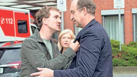 Ins Krankenhaus?  Oliver Lessmann (Jan Krauter) macht Gutachter Kühne (Peter Heinrich Brix) für die Einlieferung seiner Frau verantwortlich (im Hintergrund Sabine Postel).