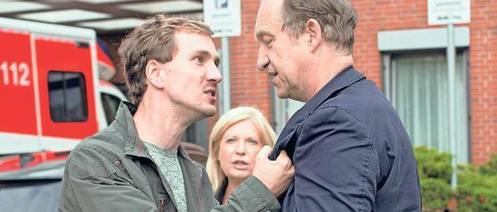 Ins Krankenhaus?  Oliver Lessmann (Jan Krauter) macht Gutachter Kühne (Peter Heinrich Brix) für die Einlieferung seiner Frau verantwortlich (im Hintergrund Sabine Postel).