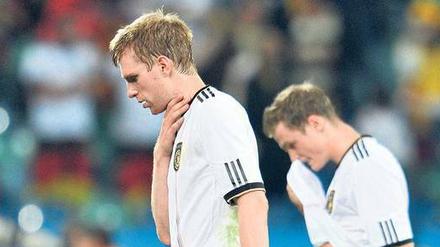 Per Mertesacker litt vor jedem Spiel. Seinen Teamkollegen Marcell Jansen (hinten) beflügelte die Erfahrung der Heim-WM. 