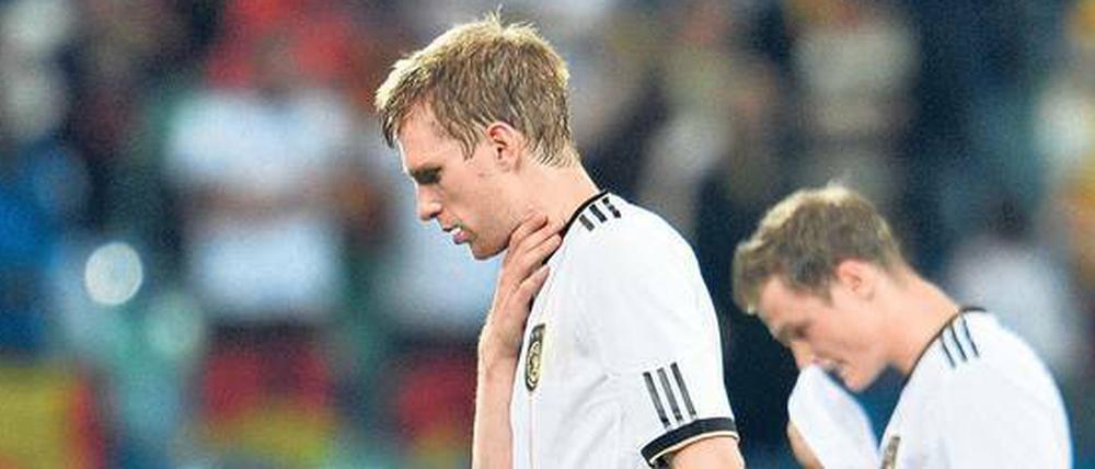 Per Mertesacker litt vor jedem Spiel. Seinen Teamkollegen Marcell Jansen (hinten) beflügelte die Erfahrung der Heim-WM. 