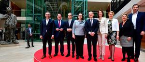 Drei Ministerinnen, drei Minister, eine Parteichefin, ein Generalsekretär und ein Staatsminister: Regierungsteam und Parteiführung der SPD am Freitag.