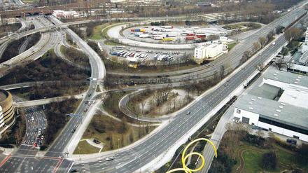 Die Draufsicht. Das Dreieck mit dem Lkw-Rastplatz und der Avus (rechts). Foto: Imago/Pemax