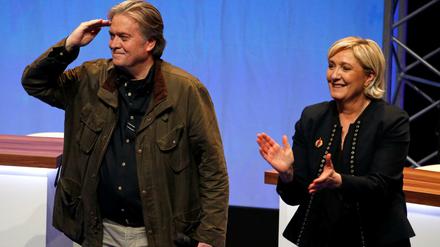 Der ehemalige US-Präsidenten-Berater Steve Bannon besuchte die Chefin des Front National, Marine Le Pen.