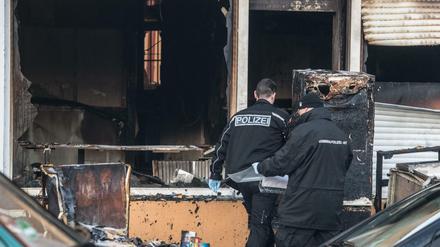 Kriminaltechniker der Polizei gehen in ein von einem Feuer zerstörtes Gebäude an der Berliner Kühleweinstraße, in der ein Moscheeverein untergebracht ist.