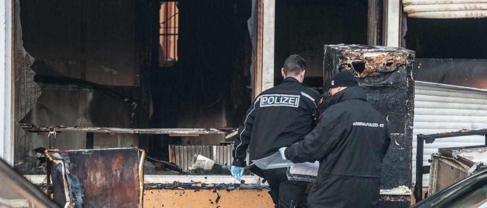 Kriminaltechniker der Polizei gehen in ein von einem Feuer zerstörtes Gebäude an der Berliner Kühleweinstraße, in der ein Moscheeverein untergebracht ist.