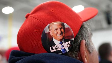Die roten Baseball-Caps mit dem Slogan "Make America Great Again" wurden zum Sinnbild der Trump-Kampagne. Jetzt hat der Präsident seinen neuen Slogan vorgestellt.