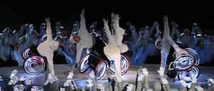 Akrobaten auf Räder. Die Eröffnungsfeier bot viele Höhepunkte.