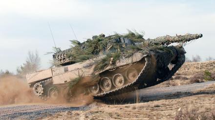 Ein Kampfpanzer vom Typ Leopard 2 von Hersteller Krauss-Maffei Wegmann