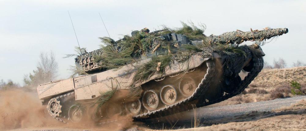 Ein Kampfpanzer vom Typ Leopard 2 von Hersteller Krauss-Maffei Wegmann