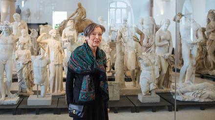 Erika Hoffmann in der Skulpurensammlung des Dresdner Albertinums.