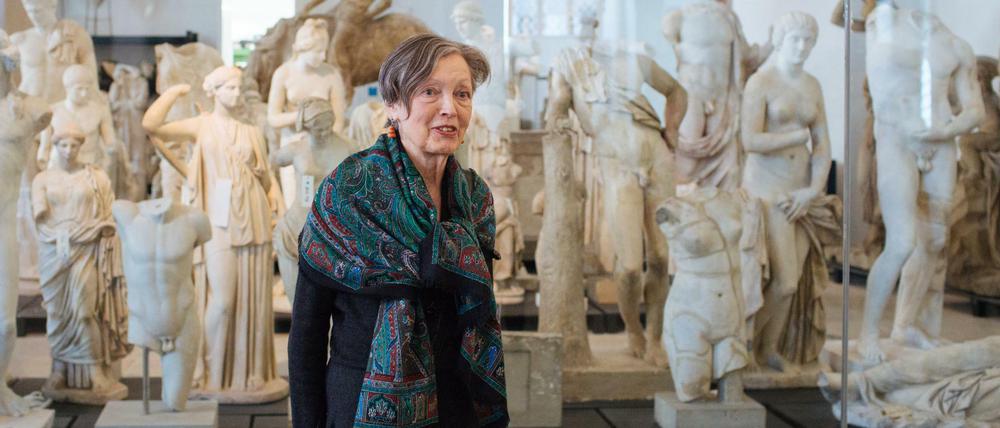 Erika Hoffmann in der Skulpurensammlung des Dresdner Albertinums.
