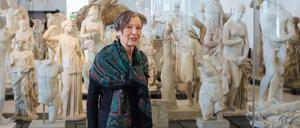 Erika Hoffmann in der Skulpurensammlung des Dresdner Albertinums.