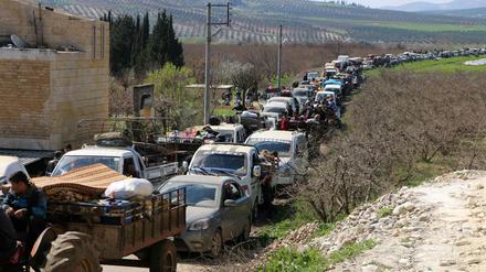 Zivilisten fliehen mit ihren Fahrzeugen aus der nordsyrischen Stadt Afrin.