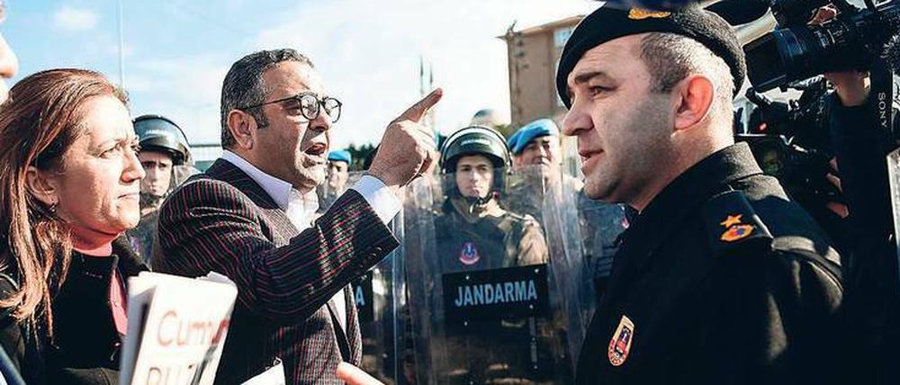 Grenzen der Pressefreiheit in Uniform. Türkische Polizisten blockieren am Freitag eine Pressekonferenz der oppositionellen Republikanischen Volkspartei (CHP) in Istanbul.