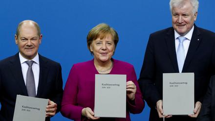 Kanzlerin Angela Merkel, CSU-Chef Horst Seehofer und der kommissarische SPD-Vorsitzende Olaf Scholz mit Vertrag.