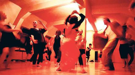 Tanzwütig. Auf der Tanzfläche ist Sprechen während einer „Ecstatic Dance“-Party verboten. 