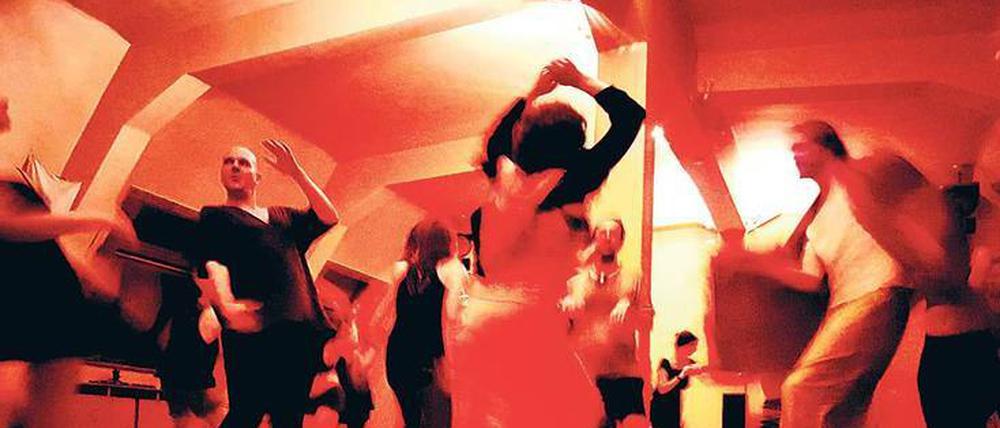 Tanzwütig. Auf der Tanzfläche ist Sprechen während einer „Ecstatic Dance“-Party verboten. 
