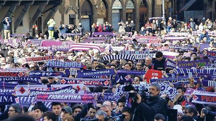 Ciao Capitano. In Florenz nahmen zehntausende Fans Abschied vom verstorbenen Nationalspieler Davide Astori. 
