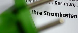 Ein Stromstecker liegt auf einer Stromrechnung.
