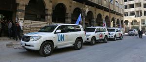 Fahrzeuge der Organisation Roter Halbmond und der UN haben das umkämpfte syrische Rebellengebiet Ost-Ghuta erreicht. 