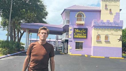 Hausmeister Bobby (Willem Dafoe), Sozialarbeiter wider Willen, ist die gute Seele des „Magic Castle“-Motels. 