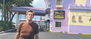 Hausmeister Bobby (Willem Dafoe), Sozialarbeiter wider Willen, ist die gute Seele des „Magic Castle“-Motels.
