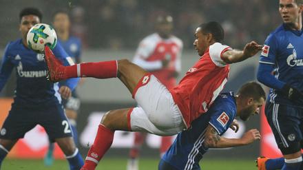 Symbolbild eine schwachen Spiels. Was Mainz 05 und der FC Schalke 04 am Freitagabend anboten, hatte mit Bundesliga-Fußball nur sehr wenig zu tun. 