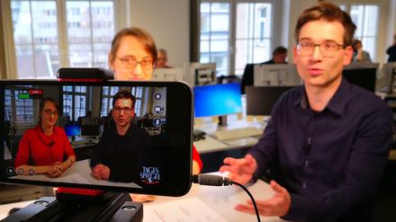 Ruth Ciesinger und Christian Tretbar, live aus dem Newsroom.