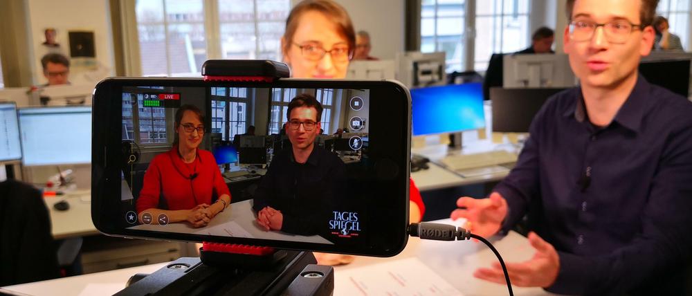 Ruth Ciesinger und Christian Tretbar, live aus dem Newsroom.