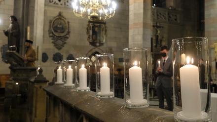 Kerzen stehen am 4. November 2021 am Altarraum des Domes Sankt Marien. Dort wird an die Opfer des Nationalsozialistischen Untergrund (NSU) erinnert.