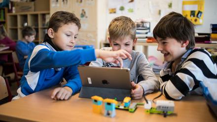 Schüler in Rheinland-Pfalz mit Tablet-Computer