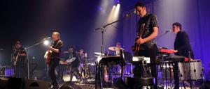 Calexico im Tempodrom. Das lins von links: Martin Wenk, Joey Burns, Camilo Lara, Jacob Valenzuela, John Convertino, Jairo Zavala Ruiz und Sergio Mendoza.