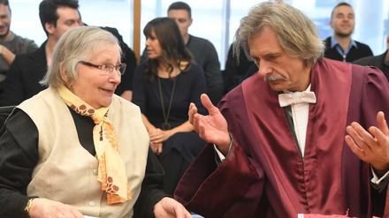 Klägerin Marlies Krämer im Bundesgerichtshof (BGH) zusammen mit ihrem Anwalt Wendt Nassall. 