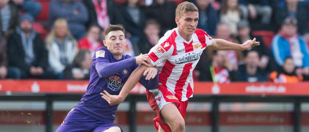 Aues Mario Kvesic kämpt um den Ball gegen Unions Grischa Prömel (r). 