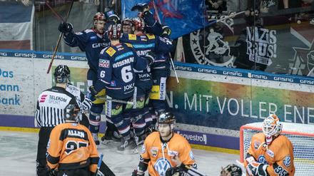 Freude bei den Eisbären, Frust bei Wolfsburg. Geht es so am Freitag im zweiten Duell weiter?