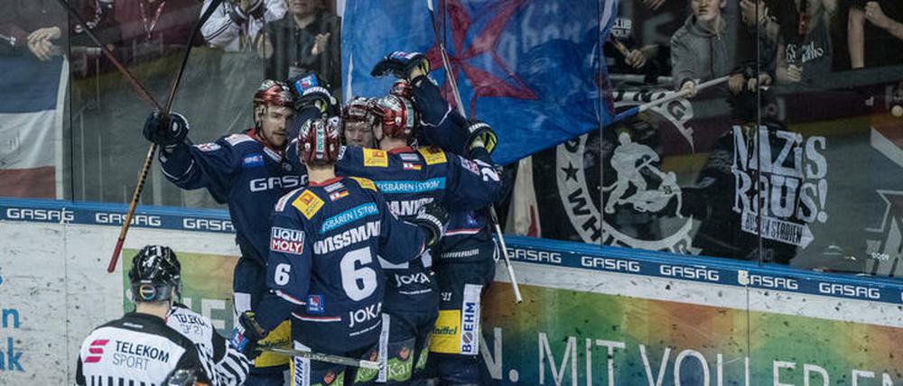 Freude bei den Eisbären, Frust bei Wolfsburg. Geht es so am Freitag im zweiten Duell weiter?