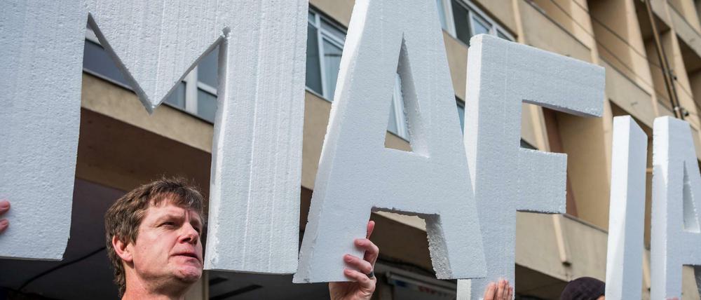 Der Begriff "Mafia" wird inflationär benutzt. Hier auch von Demonstranten in Budapest, die gegen die Regierung protestieren.