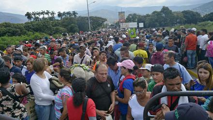 Das große Warten. Seit Kolumbien die Grenzkontrollen verstärkt hat, müssen Venezolaner ausharren, bis sie ins Nachbarland dürfen.