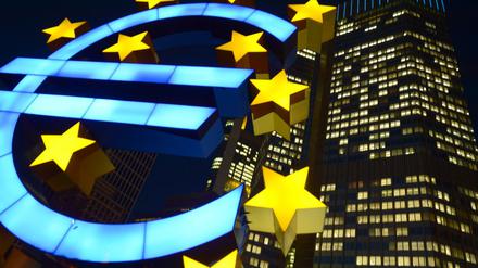 Die Euro-Skulptur leuchtet vor der Europäischen Zentralbank (EZB) in Frankfurt am Main. 