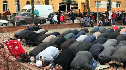 Weil ihre Gemeinderäume zerstört sind, müssen die Gläubigen der Koca Sinan Moschee in Berlin-Reinickendorf draußen beten.