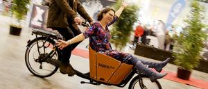 Ein Lastenfahrrad auf der Messe "Fahrrad Essen".