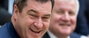 Markus Söder (l, CSU) und sein Vorgänger und Horst Seehofer (CSU)