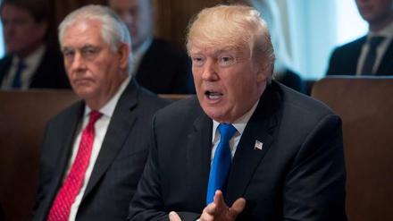 Im Abseits: der ehemalige US-Außenminister Rex Tillerson neben Präsident Donald Trump.